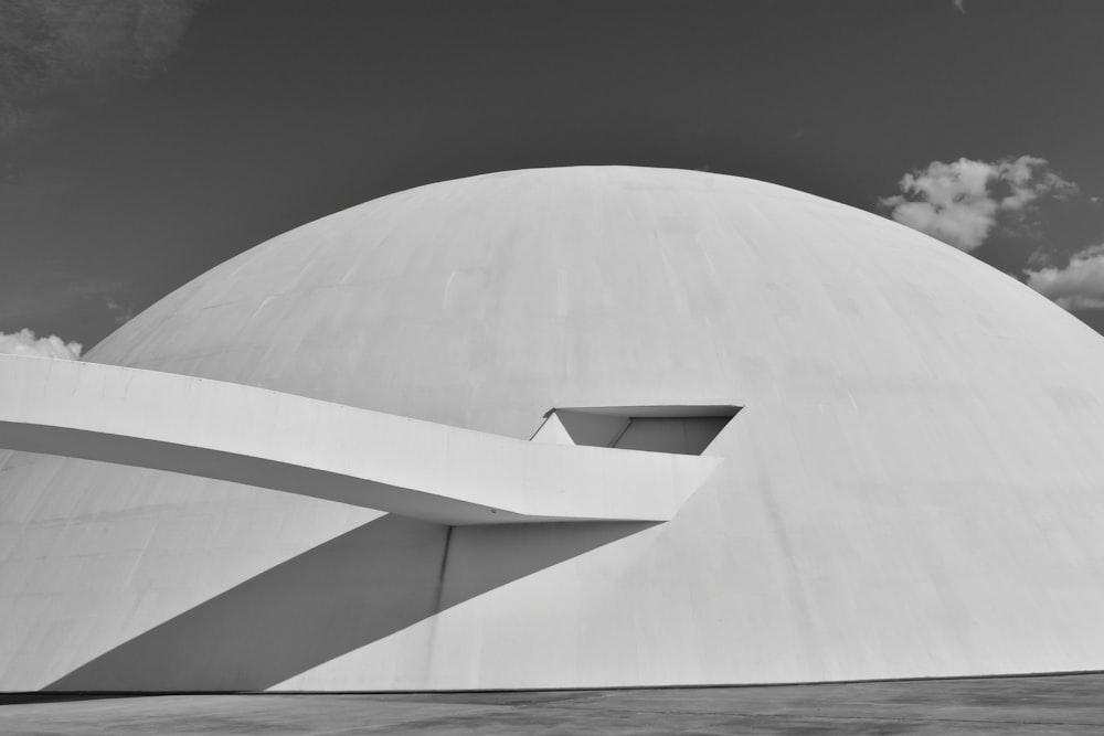 Un gran edificio blanco con un cielo al fondo