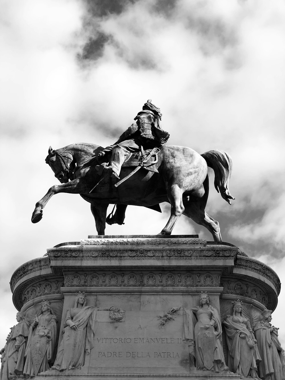 말을 탄 남자 동상의 흑백 사진