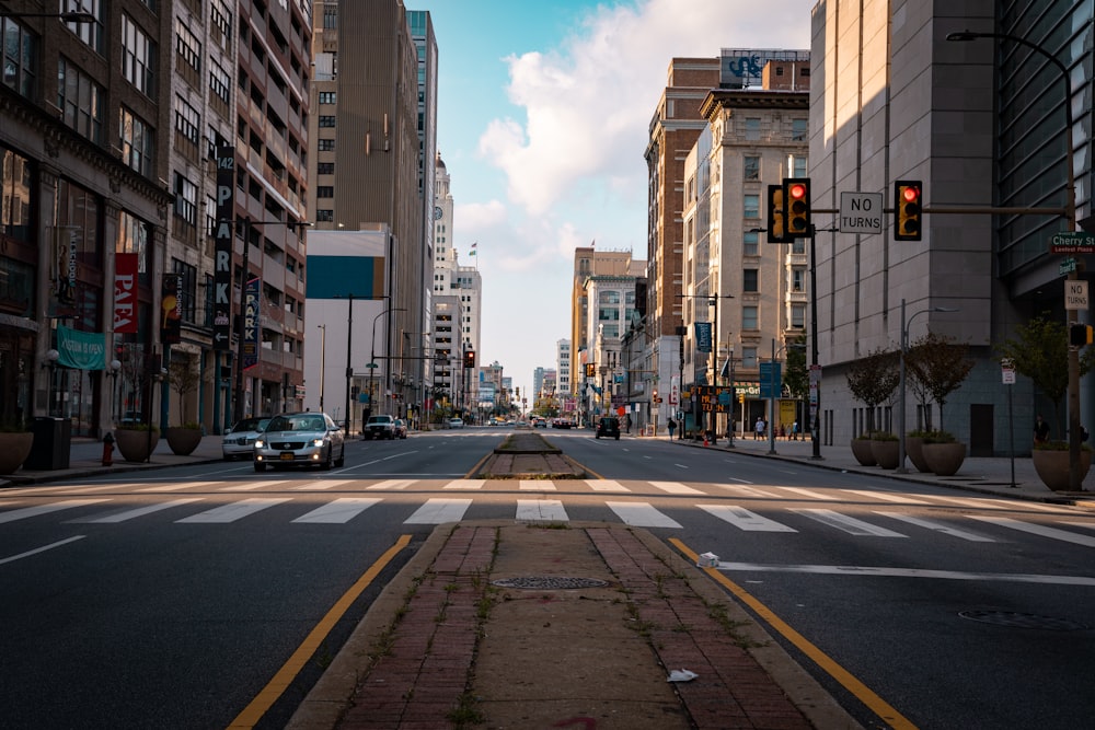 a traffic light on a city street