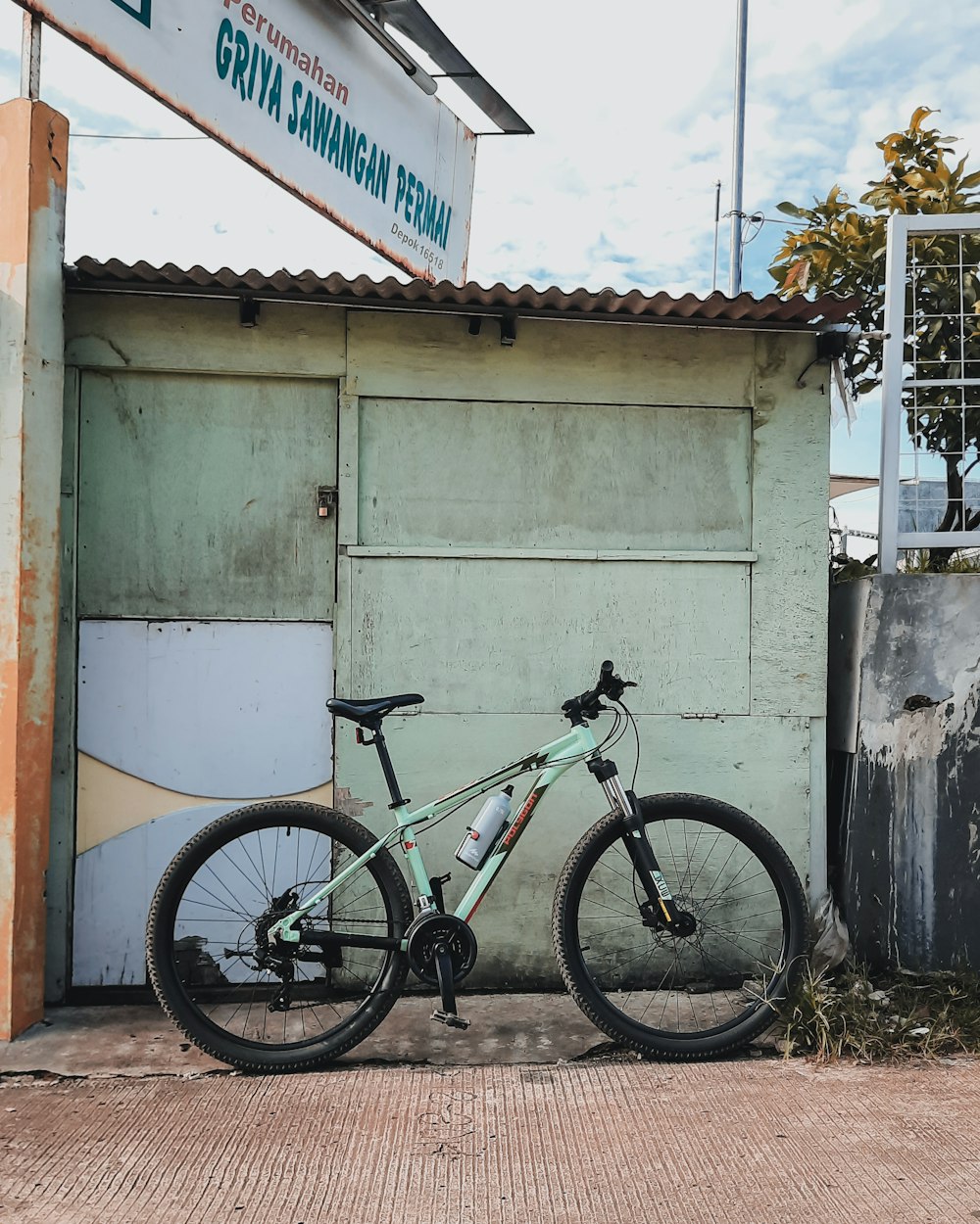 建物の前に駐輪した自転車