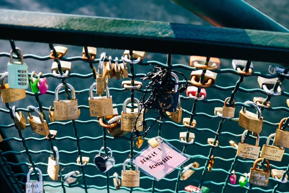 une clôture couverte de beaucoup de cadenas et de serrures