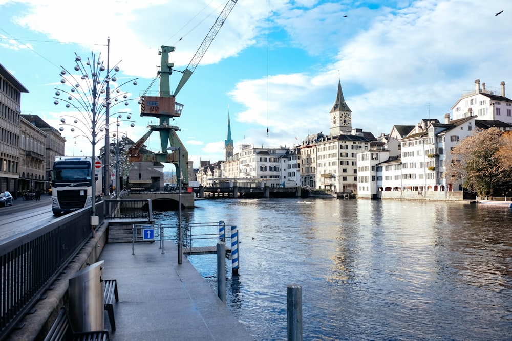 Ein Fluss, der durch eine Stadt fließt, neben hohen Gebäuden