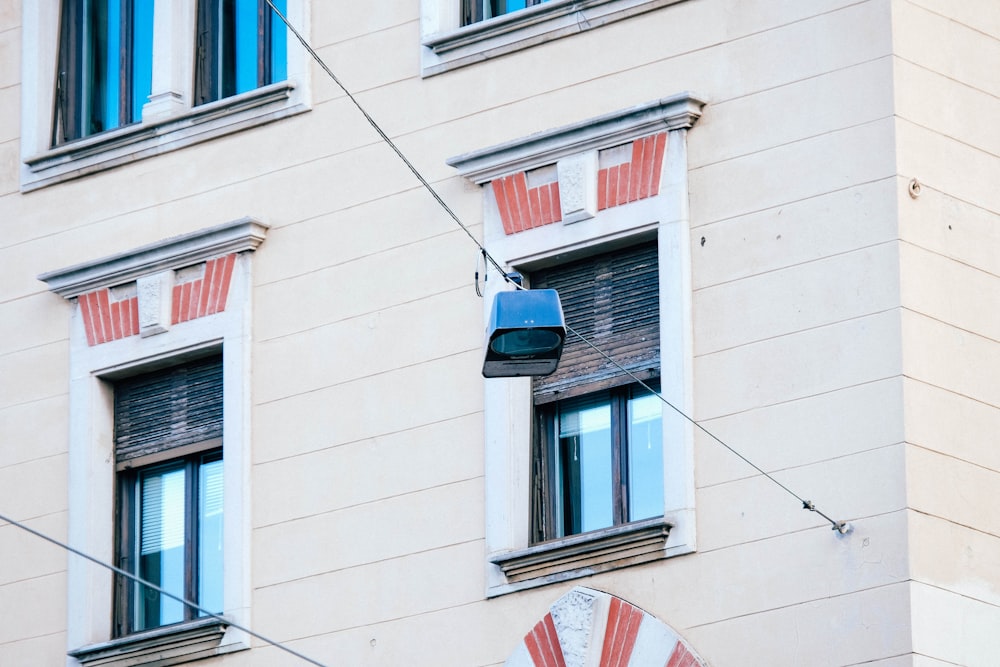 un bâtiment avec une horloge sur le côté