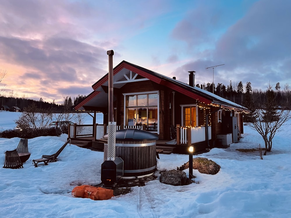 una piccola cabina con vasca idromassaggio nella neve