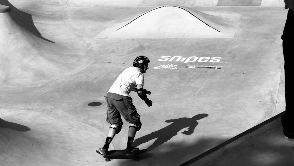 Un homme sur une planche à roulettes sur le côté d’une rampe