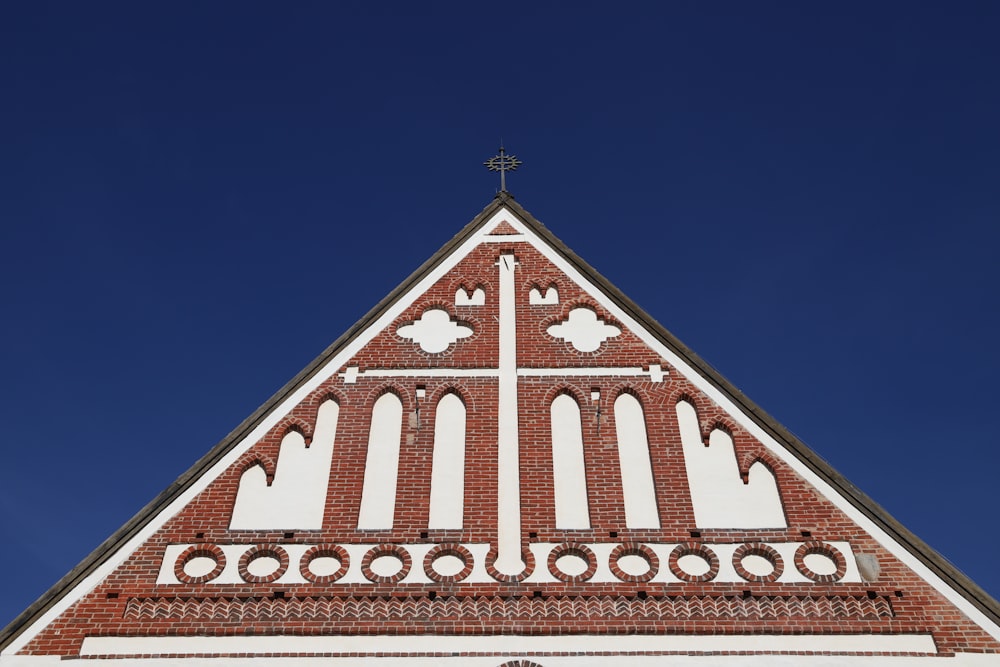 un clocher d’église avec une croix sur le dessus