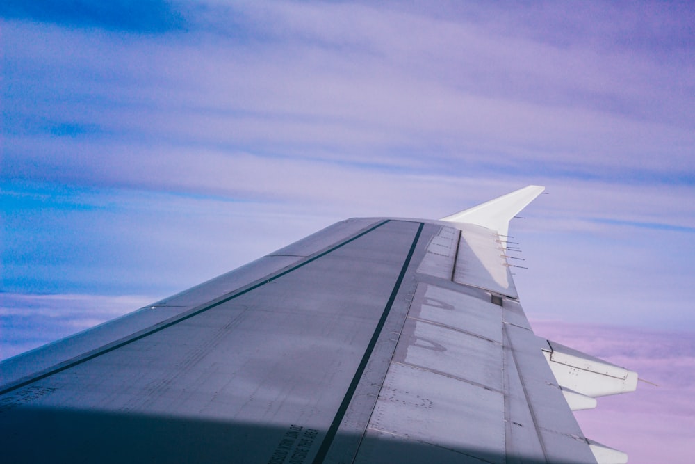 the wing of an airplane in the sky