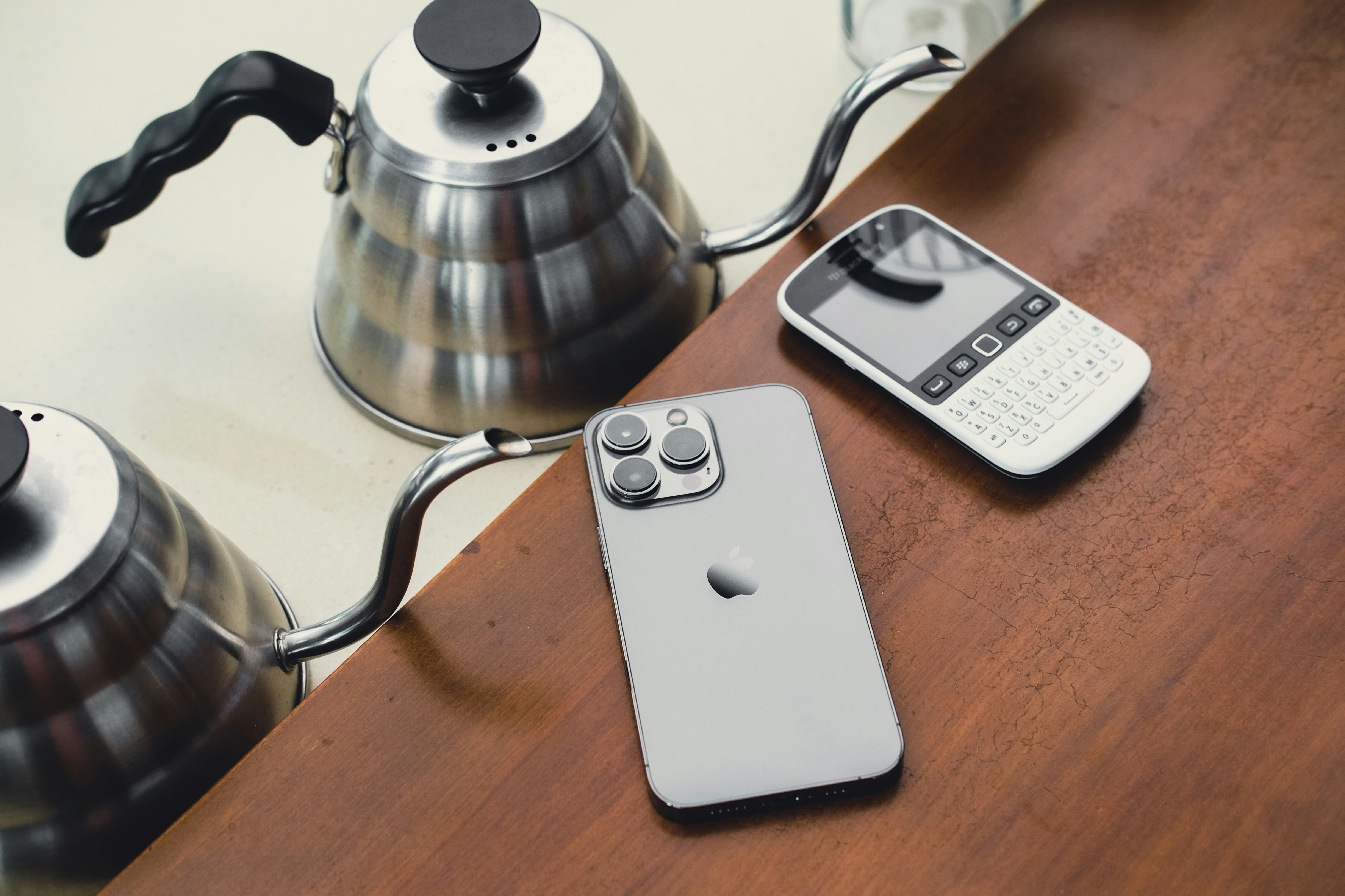un téléphone portable posé sur une table en bois