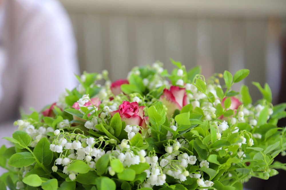 un mazzo di fiori seduto sopra un tavolo