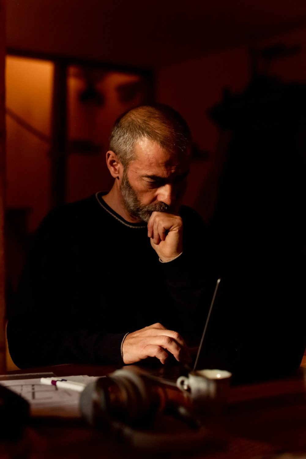 um homem sentado na frente de um computador portátil