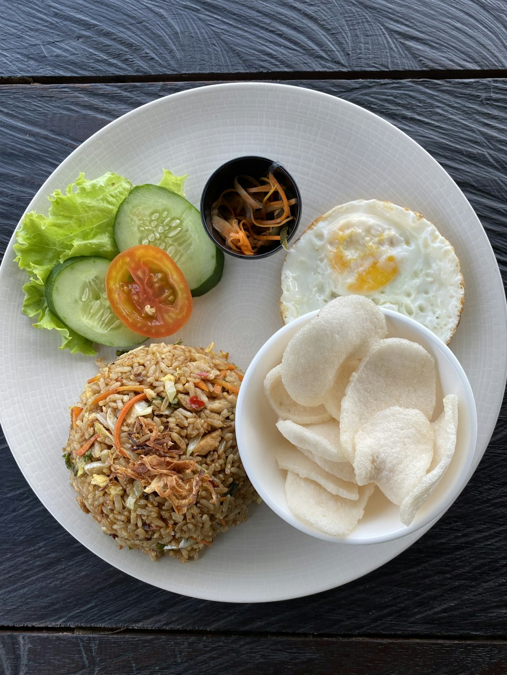 ein weißer Teller mit Reis und Gemüse