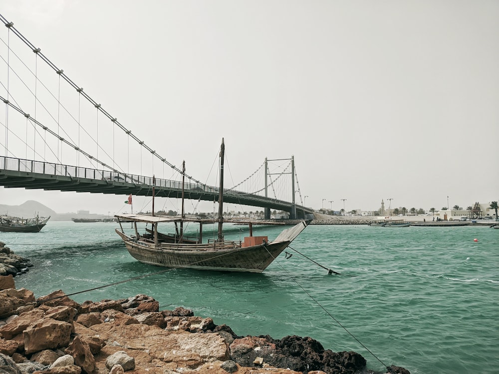 Ein Boot, das im Wasser sitzt