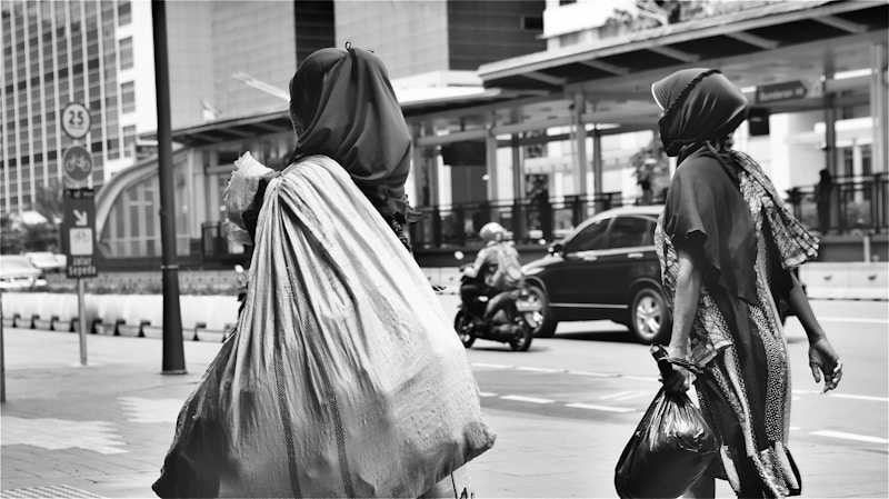 Mujeres amigas paseando por la ciudad