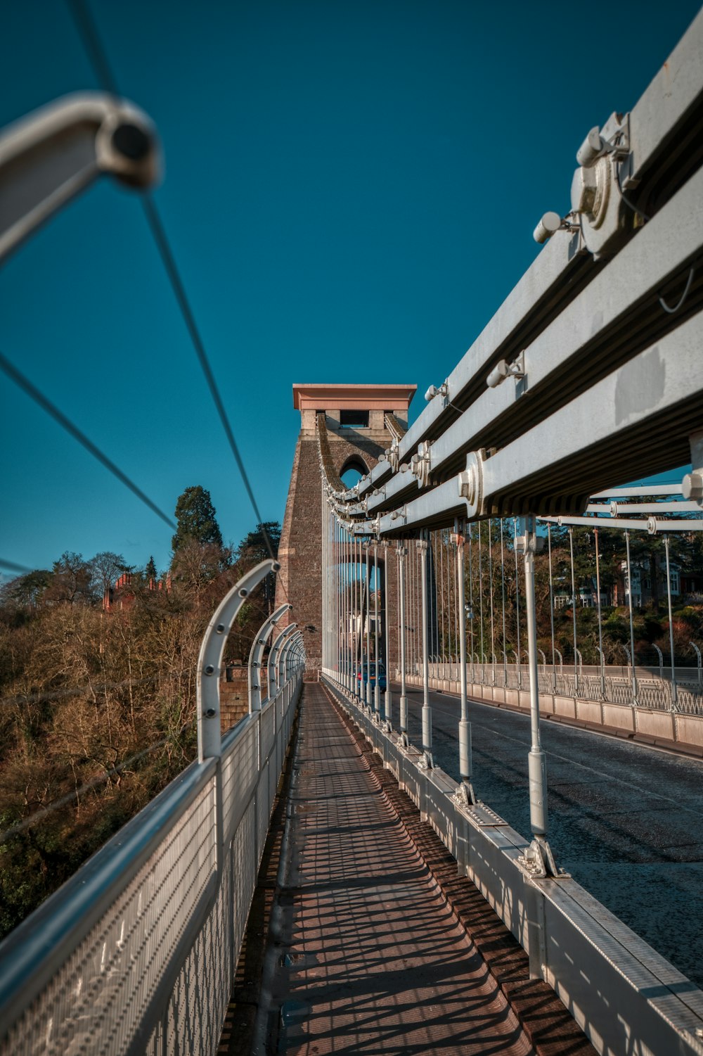 uma longa ponte com um corrimão de metal na lateral