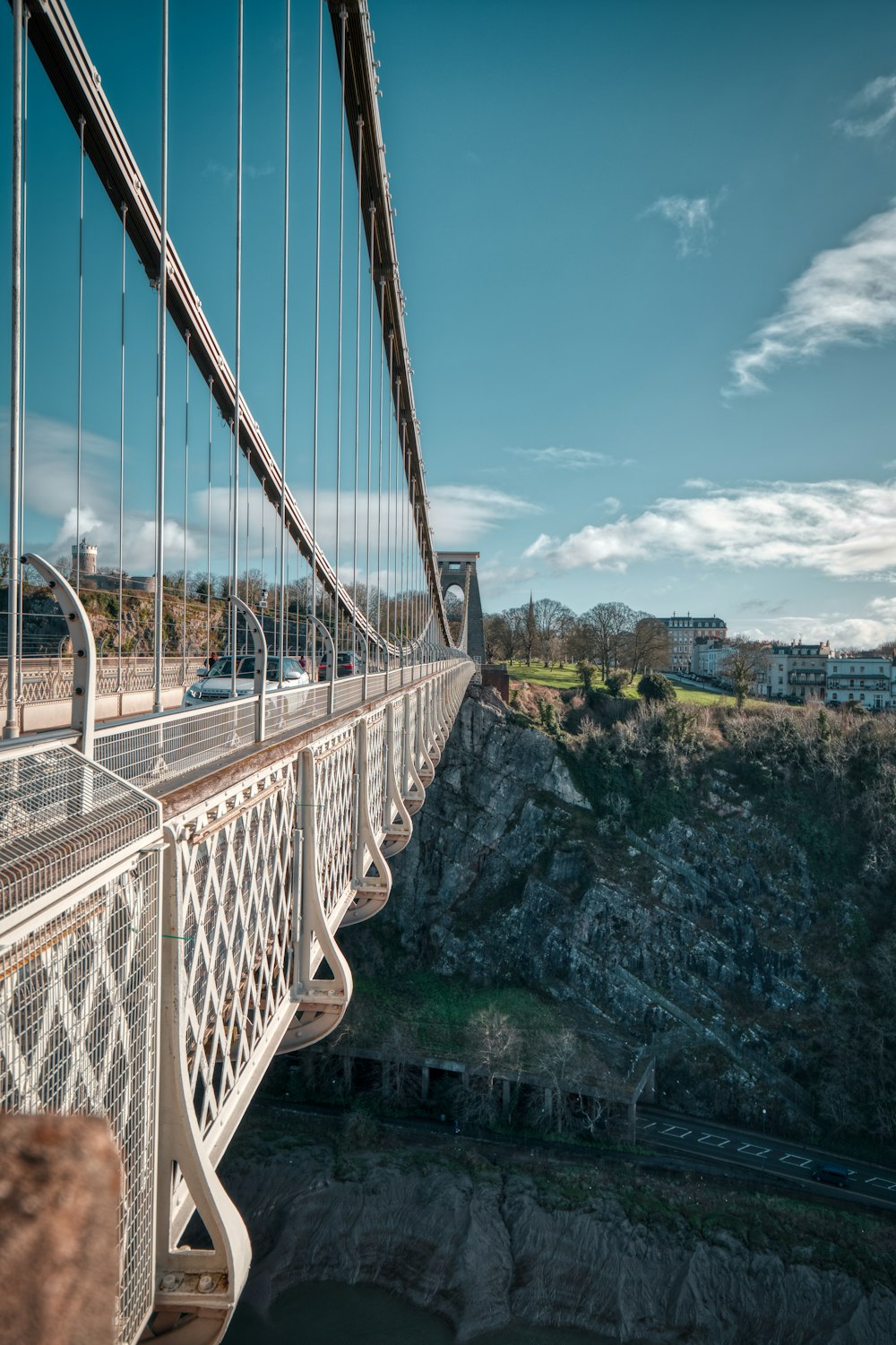 una vista di un ponte dalla cima di una collina