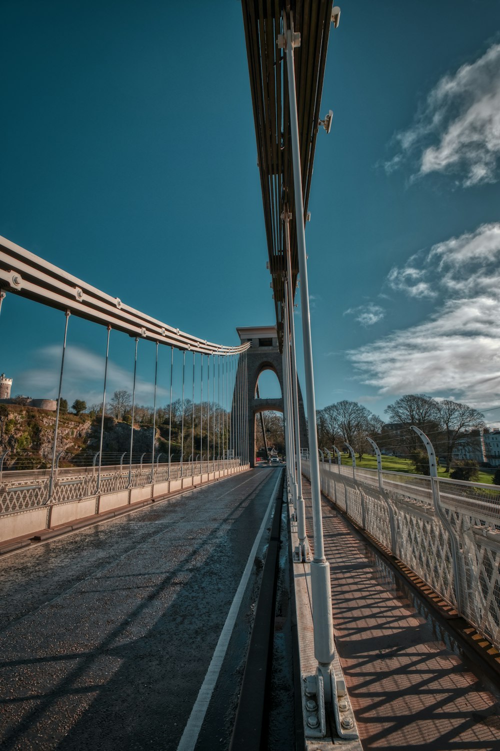 Blick auf eine Brücke vom Straßenrand