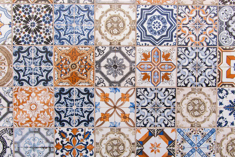 Patterned ceramic tile wall
