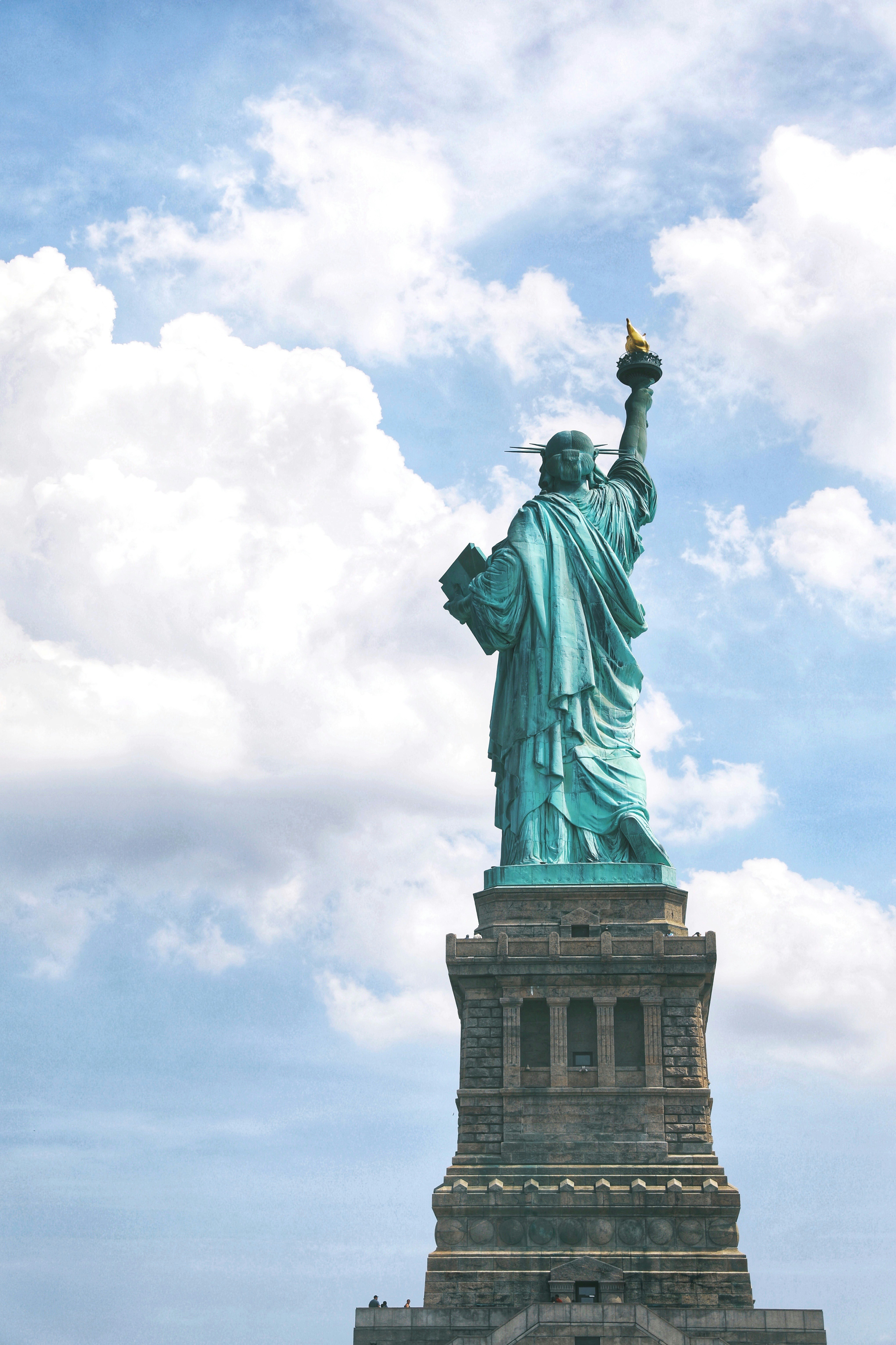 Die Freiheitsstatue steht mitten in der Stadt