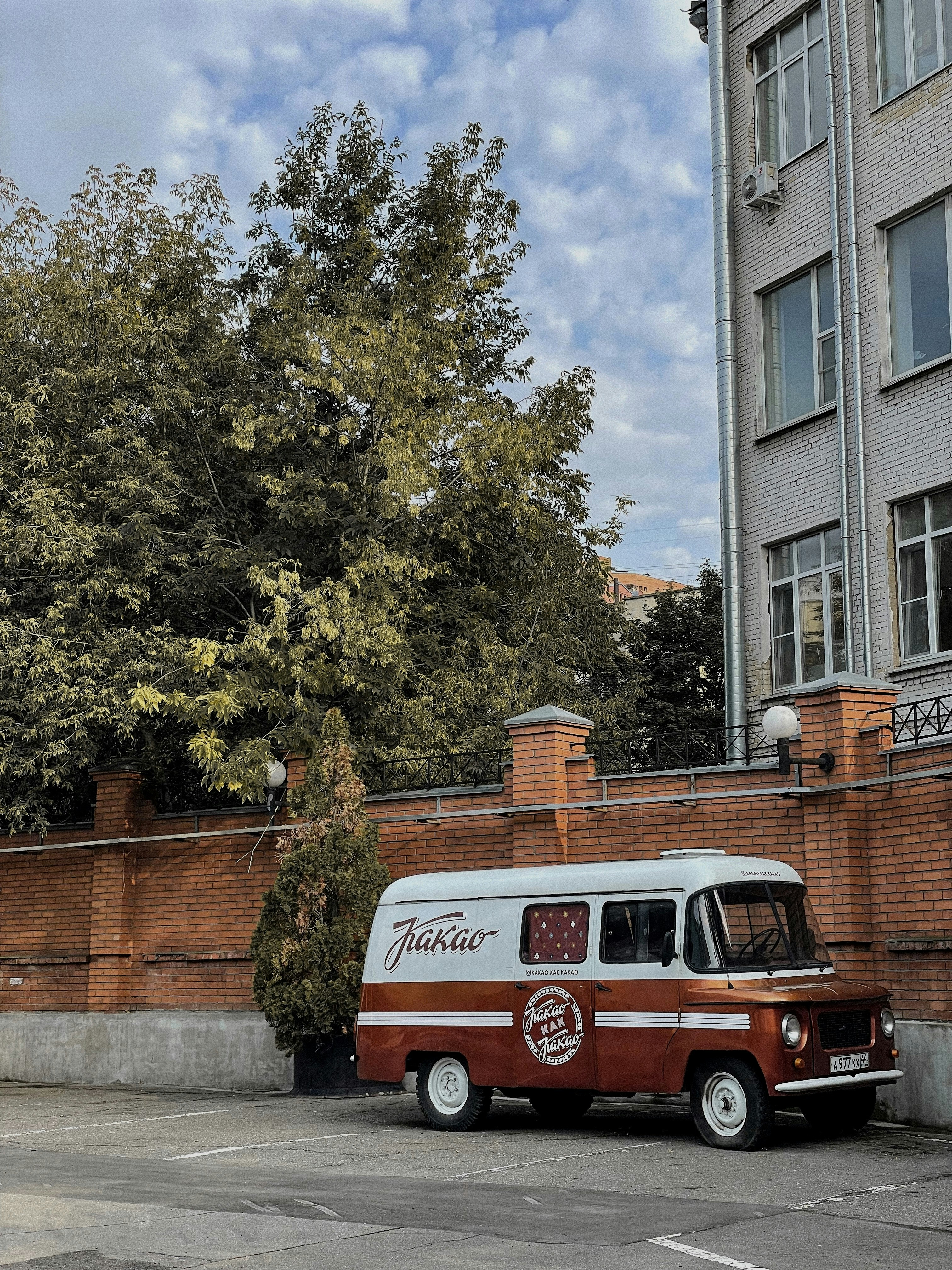 une camionnette garée devant un immeuble en briques