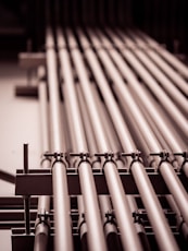 a bunch of pipes are lined up in a row