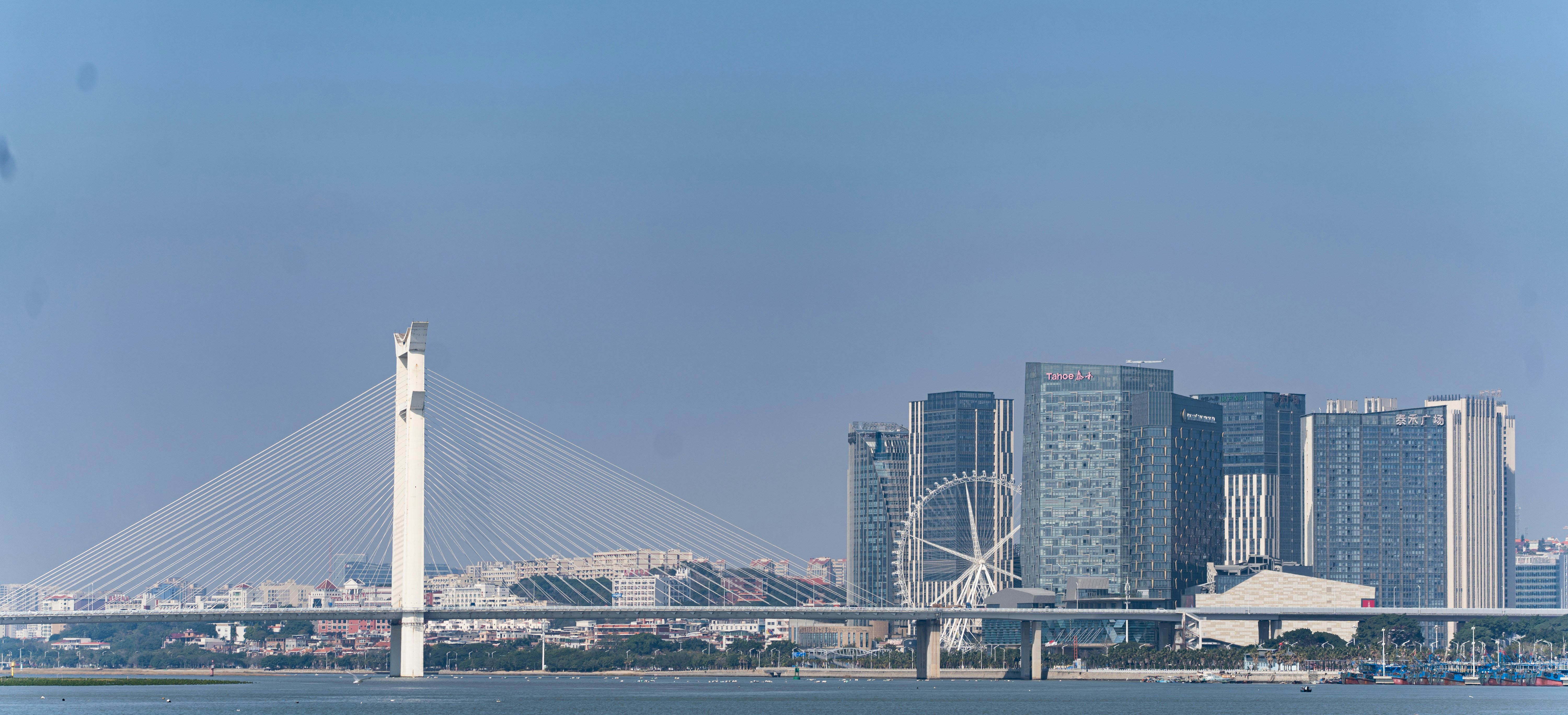 Un puente sobre un cuerpo de agua con una ciudad al fondo