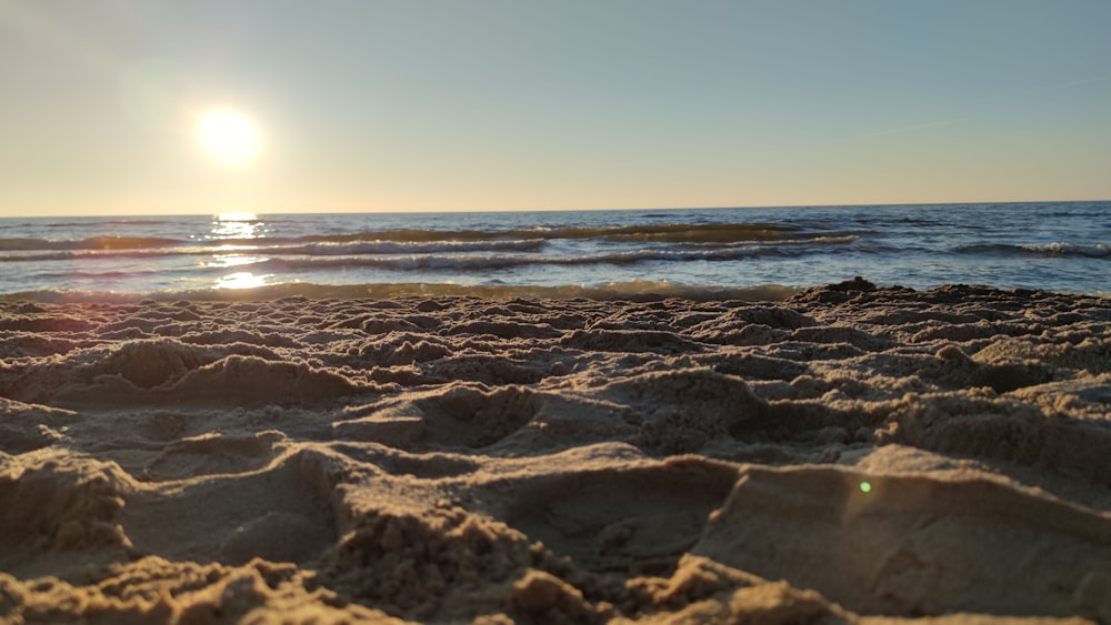 El sol se está poniendo sobre el océano en la playa