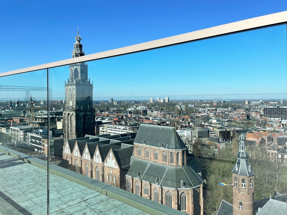 Una vista de una ciudad a través de una ventana de vidrio