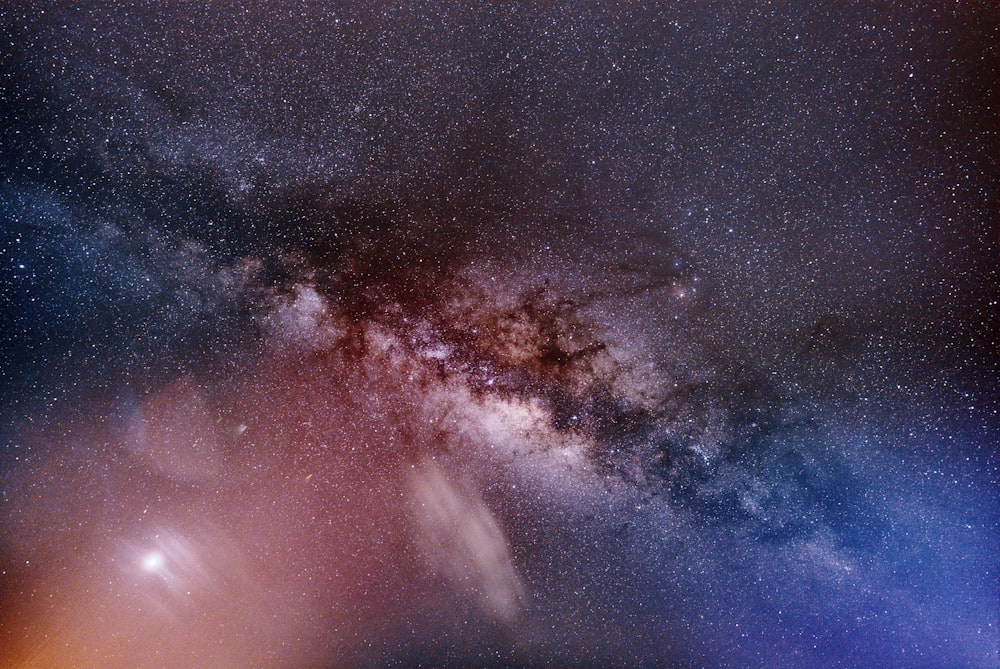 Un ciel nocturne rempli de nombreuses étoiles