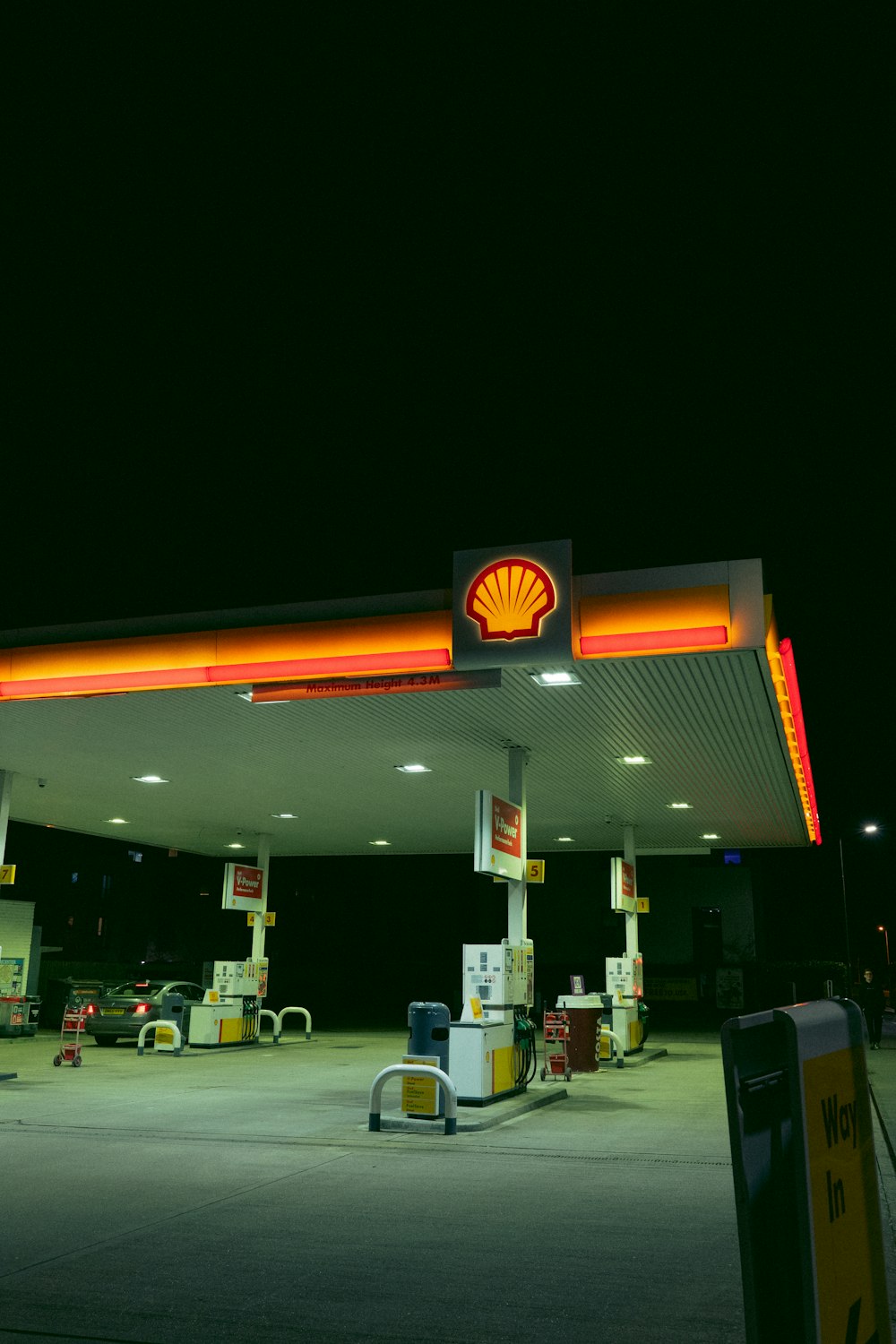 Una stazione di servizio Shell di notte con un cartello illuminato