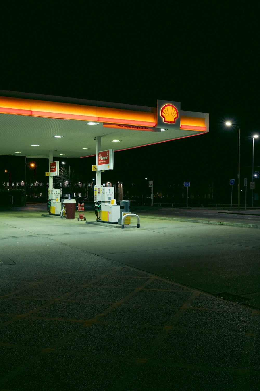 una stazione di servizio con una pompa di benzina di notte