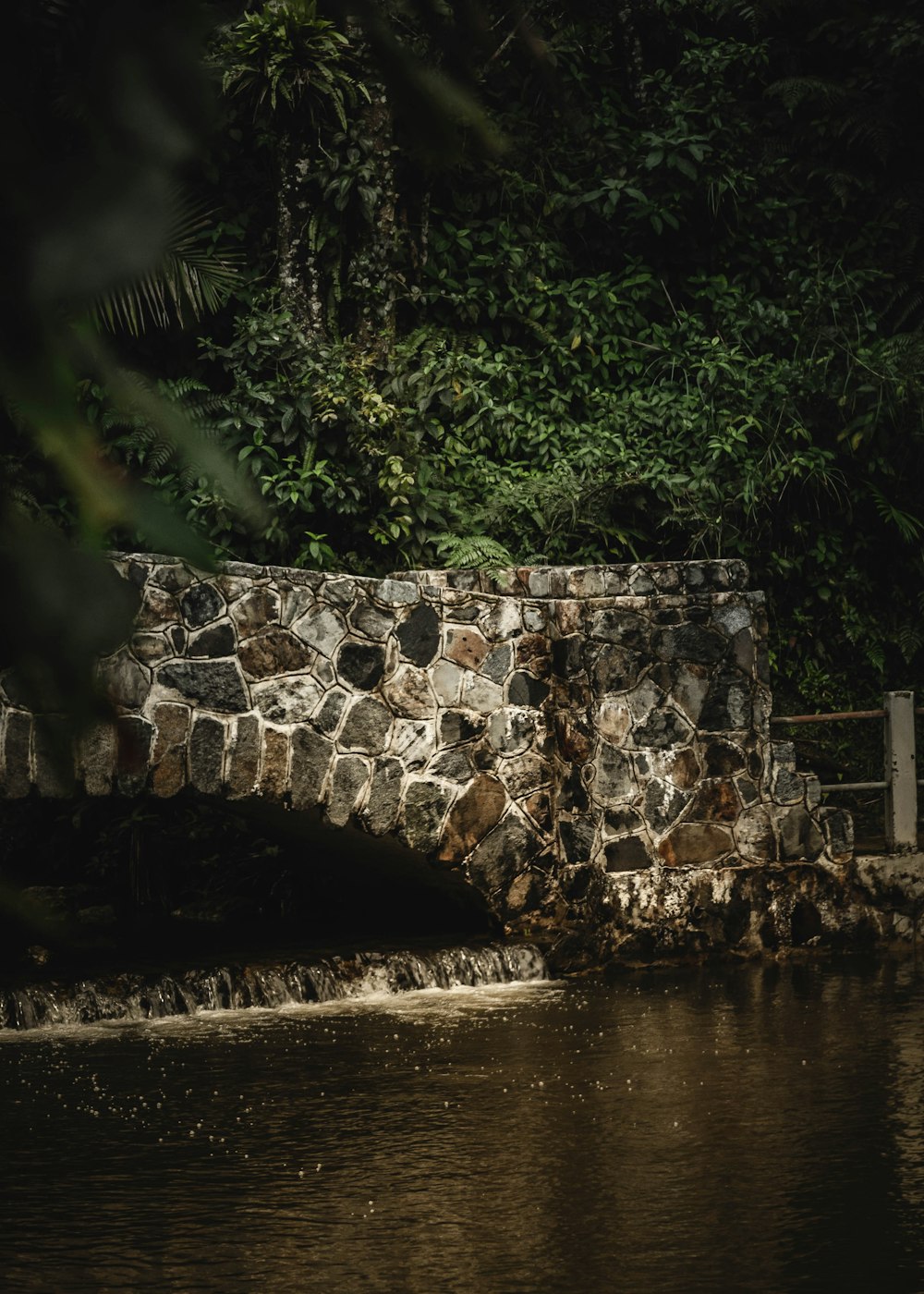 eine Steinbrücke über ein Gewässer