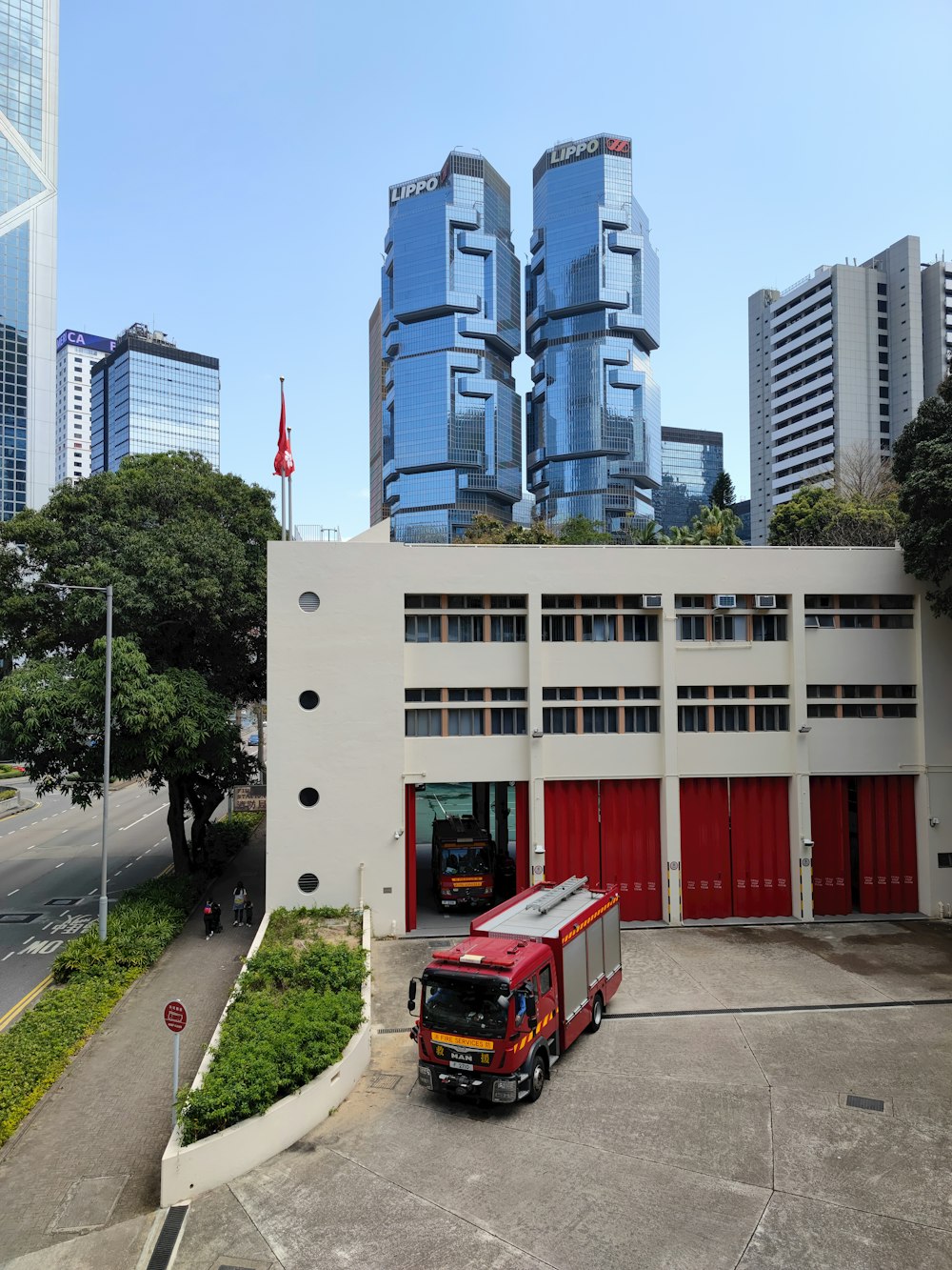 건물 앞에 주차된 빨간색과 흰색 트럭