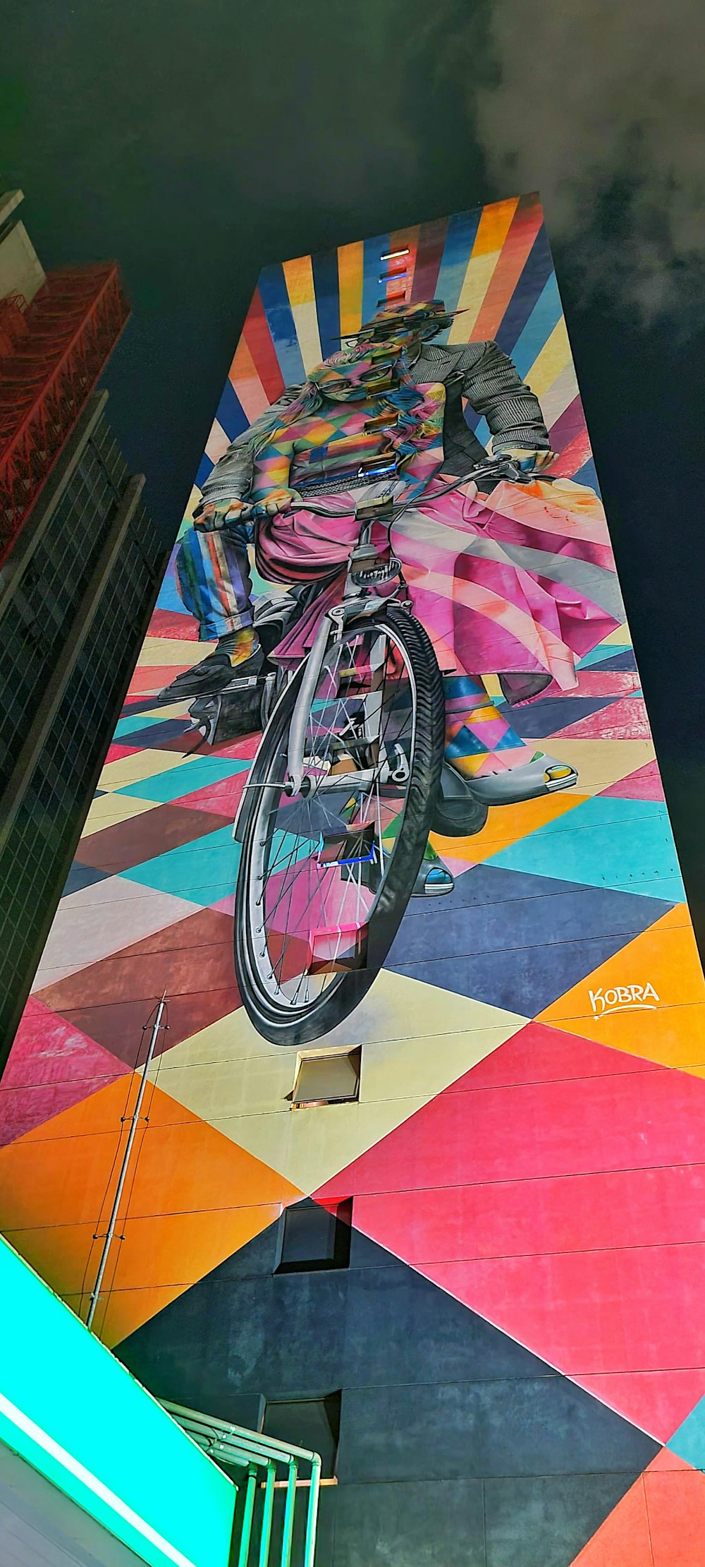 Un grande murale di una bicicletta sul lato di un edificio