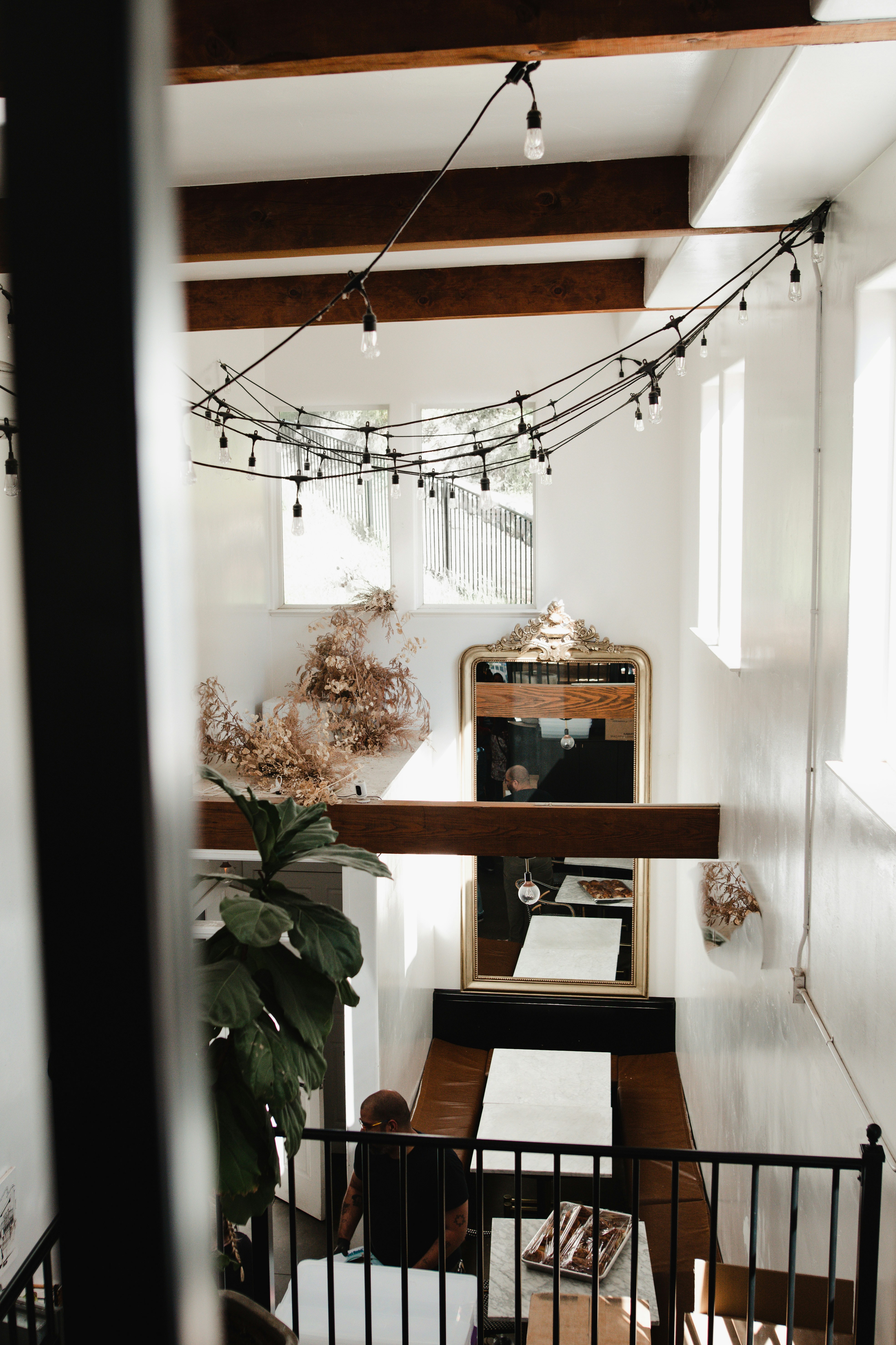 une chambre avec un escalier et un miroir au mur