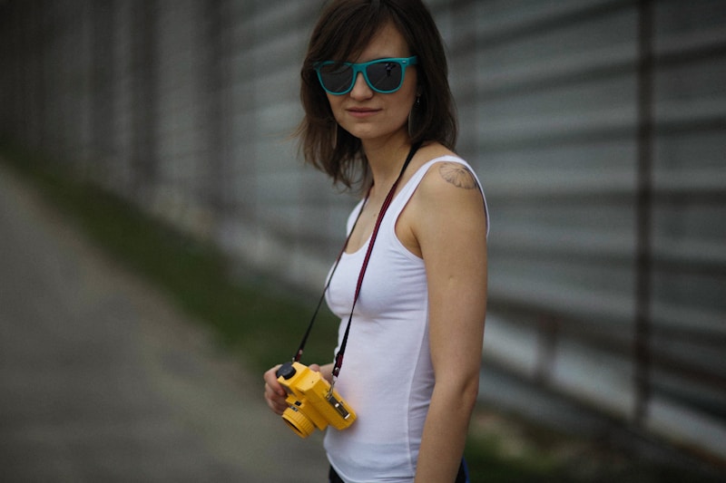 Stylová žena s fotoaparátem