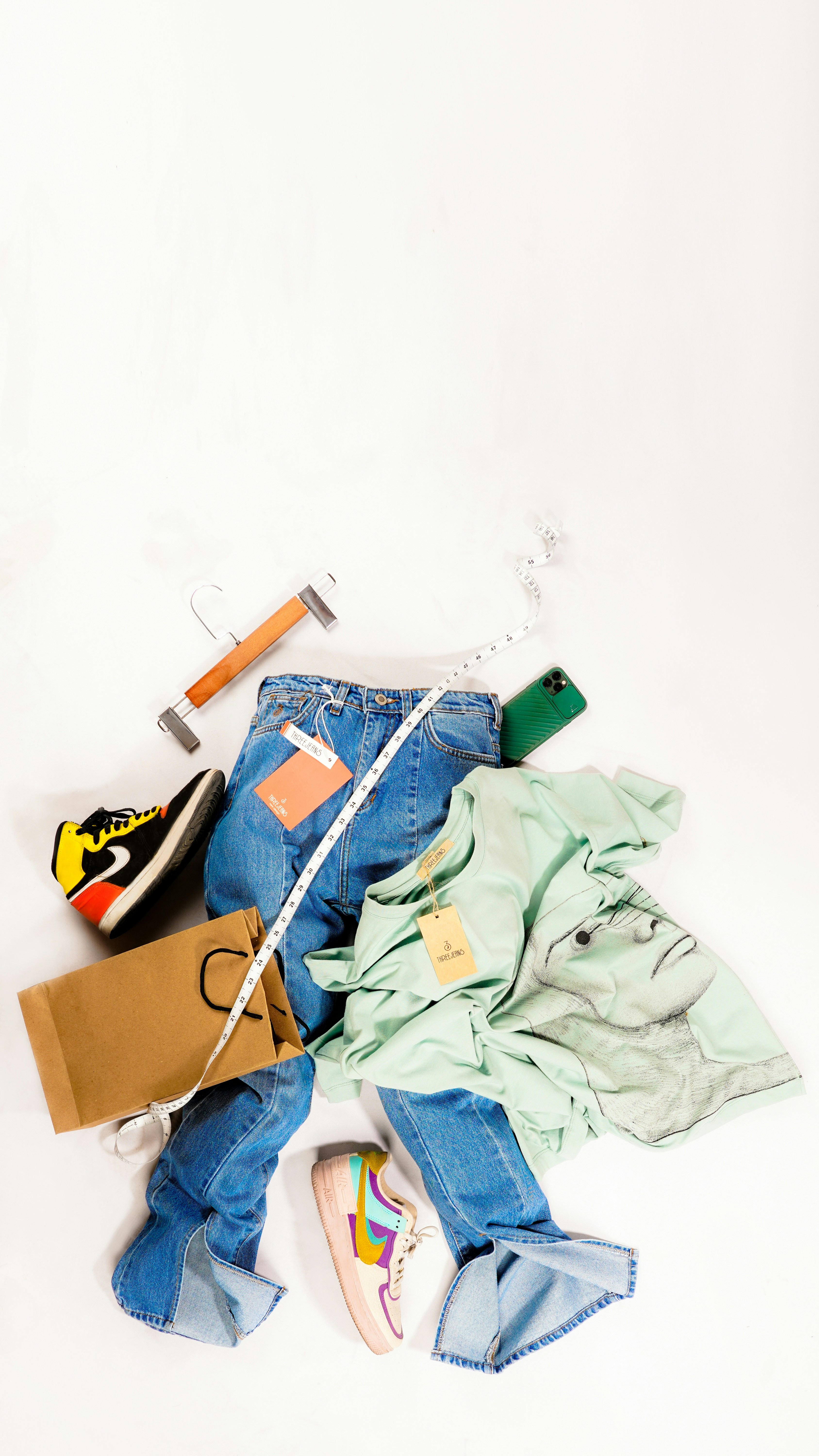 une pile de vêtements posée sur un sol blanc