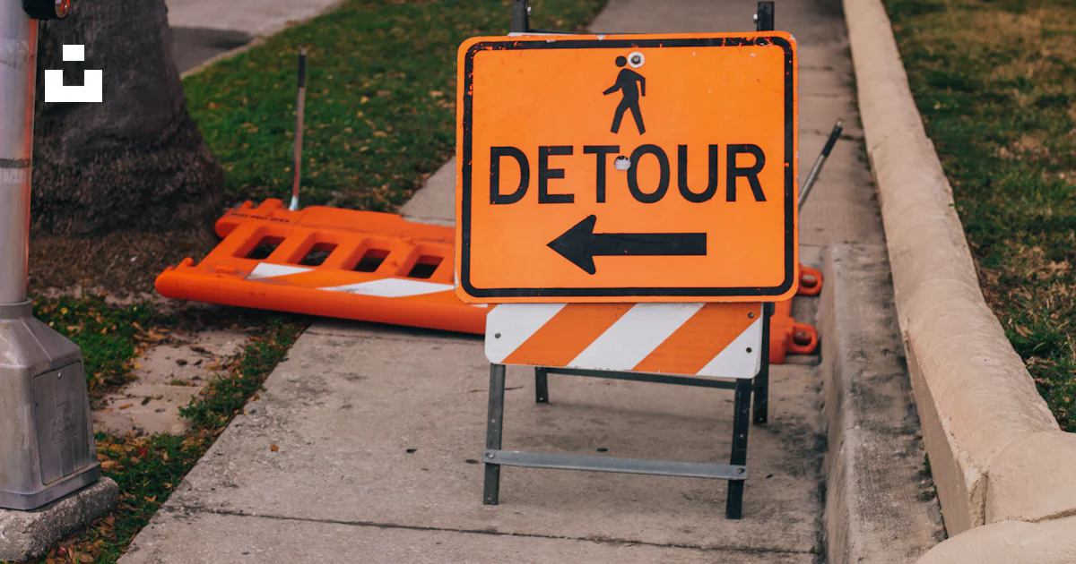Una señal de desvío sentada al costado de una carretera foto – Imagen ...