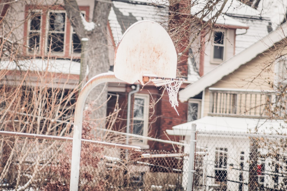 Un panier de basket devant une maison