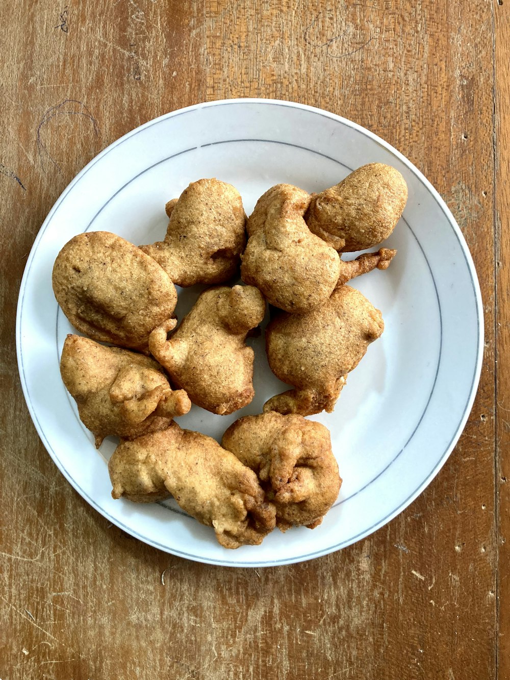 une assiette blanche garnie de biscuits sur une table en bois