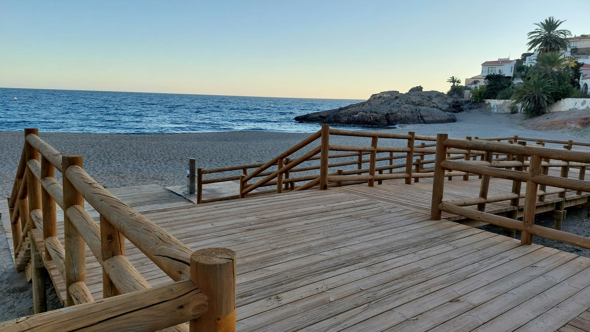 gray computer monitor