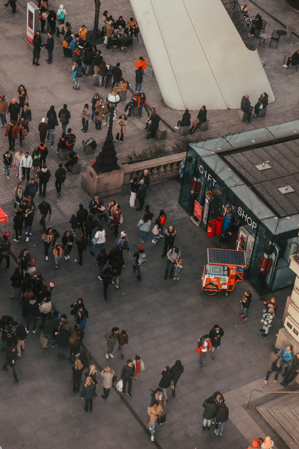 Un gruppo di persone che saltano in aria