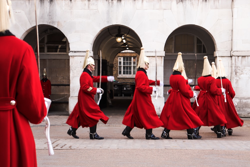 un groupe de personnes marchant devant un bâtiment