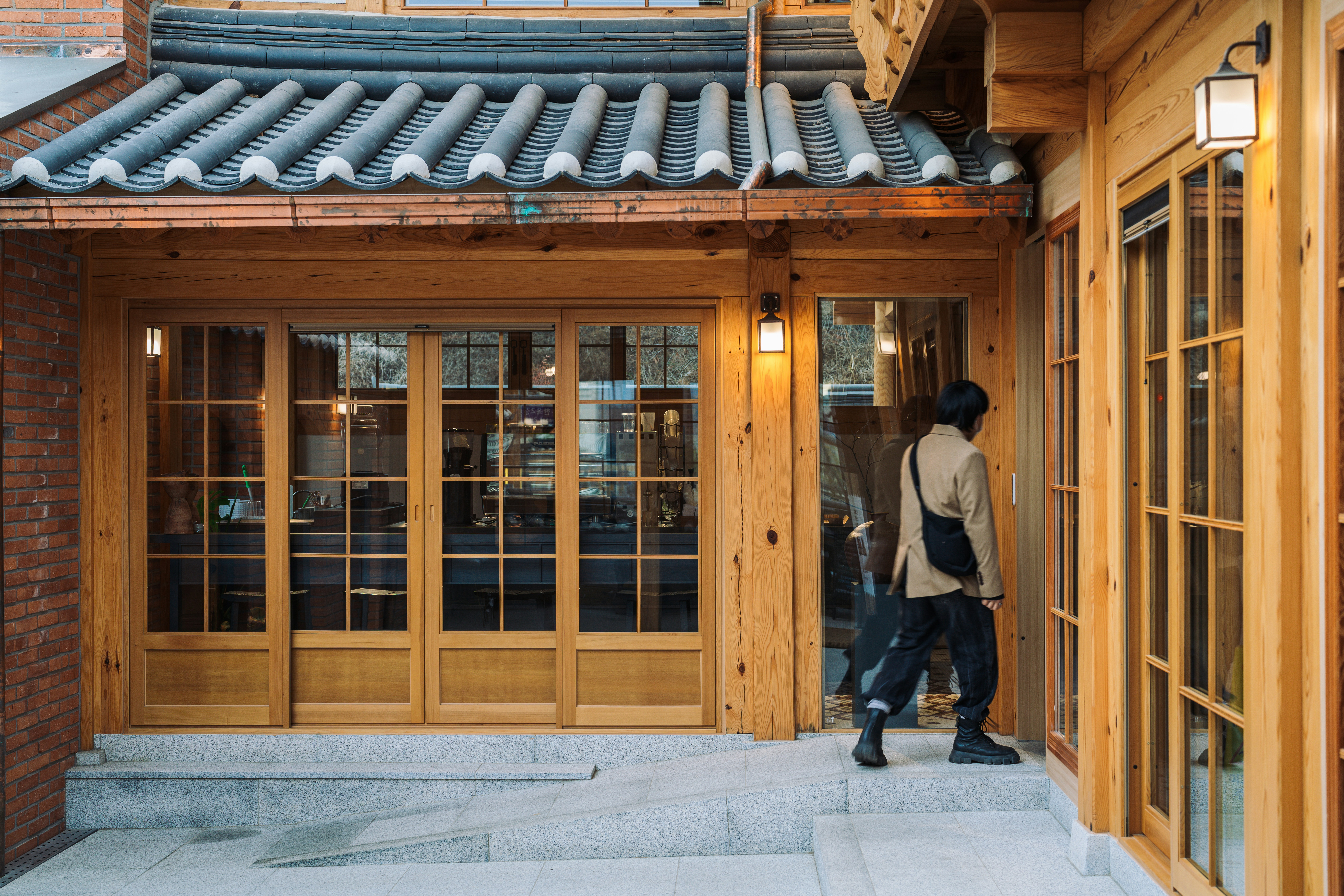 Hanok Cafes: Where Ancient Vibes Meet Modern Brews! ☕️✨