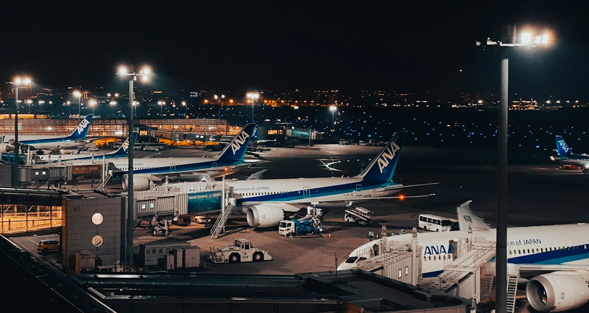 야간의 공항 계류장과 터미널 조명, 주기 중인 여객기