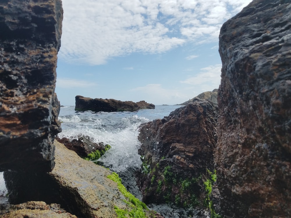 uma vista de um corpo de água através de algumas rochas