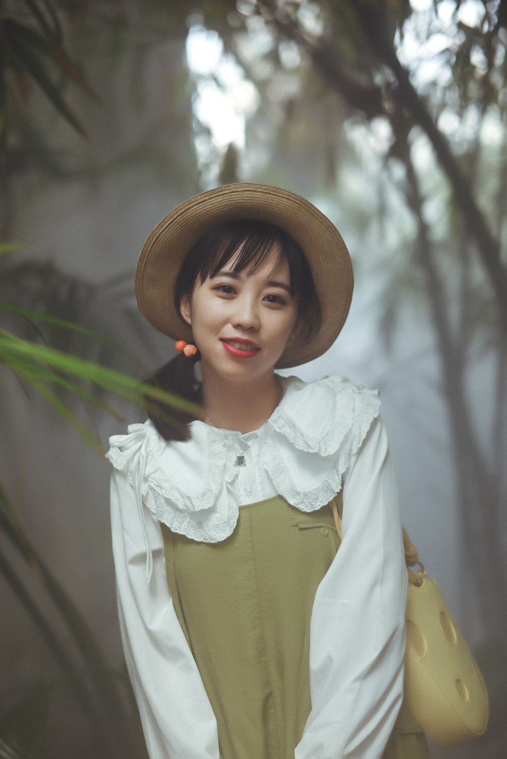 una mujer con sombrero y un vestido verde