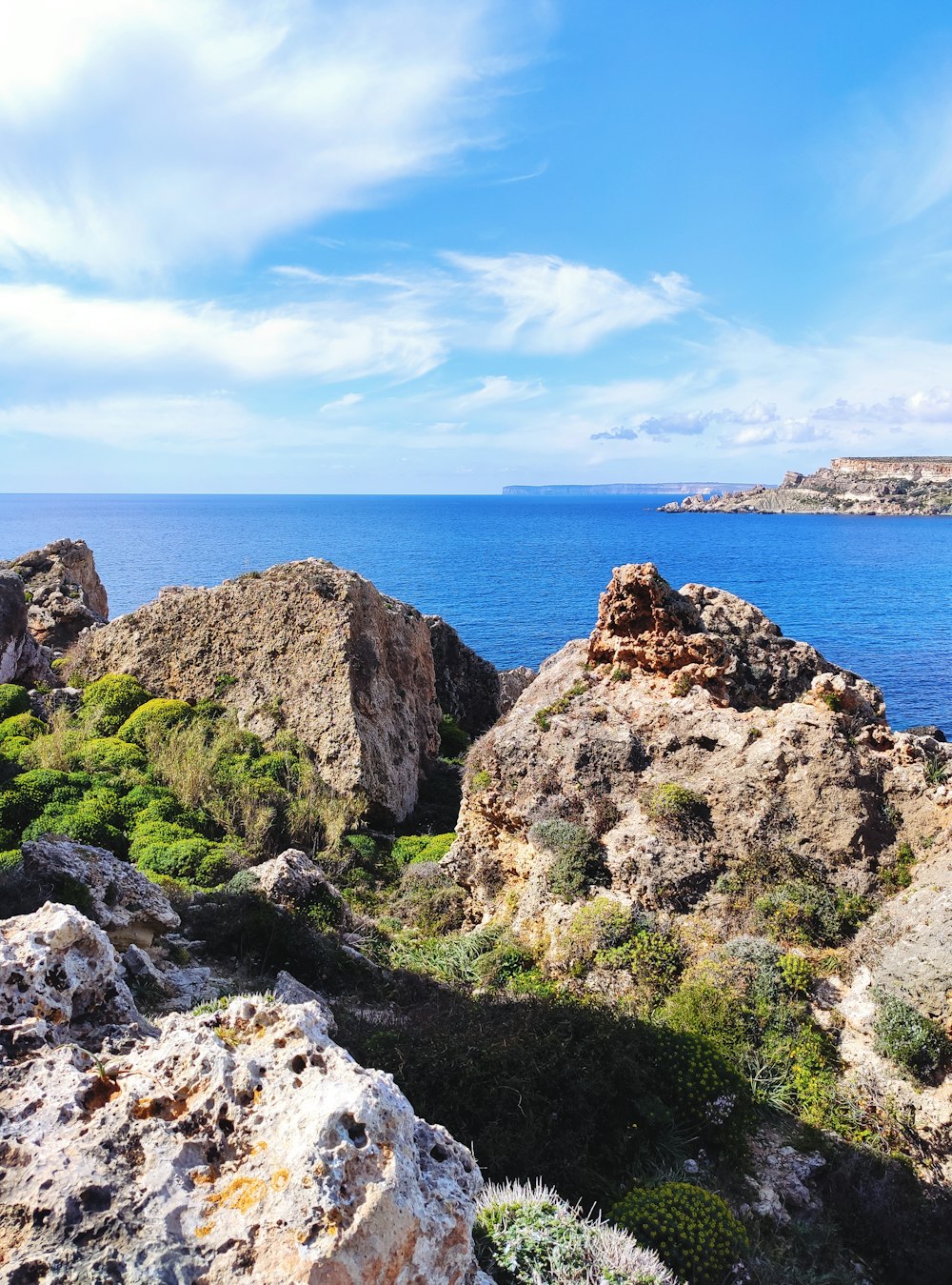 un grande specchio d'acqua circondato da rocce