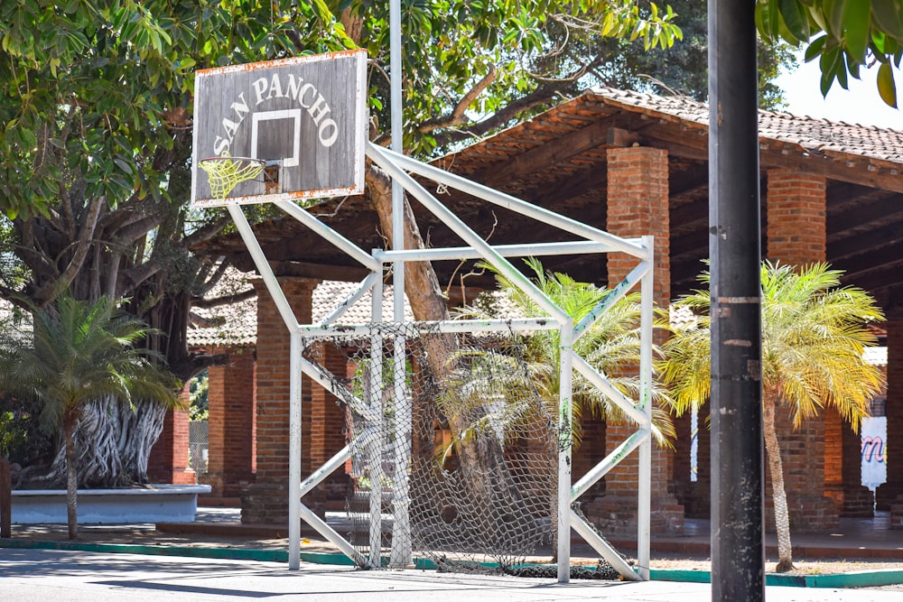 Un aro de baloncesto frente a un edificio de ladrillos