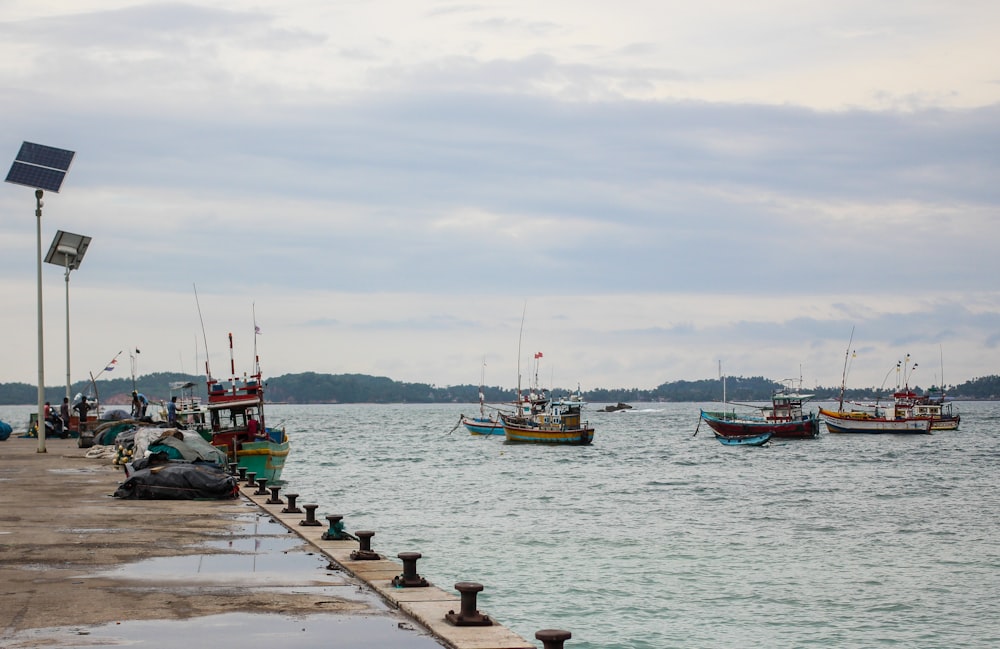 Un grupo de barcos flotando sobre un cuerpo de agua