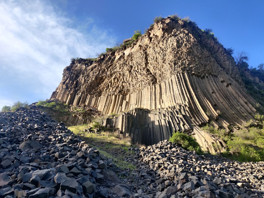 Una gran formación rocosa en la ladera de una montaña